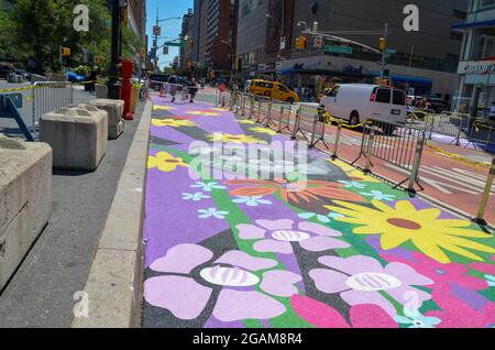 Auf der 14th Street, Union Square in New York City, wird ein riesiger Wandgemälde gemalt, um die COVID-19-Erholung der Stadt zu feiern. Stockfoto