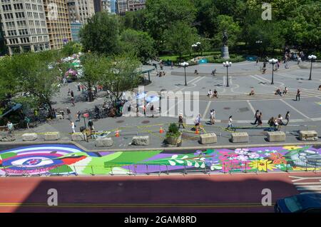 Auf der 14th Street, Union Square in New York City, wird ein riesiger Wandgemälde gemalt, um die COVID-19-Erholung der Stadt zu feiern. Stockfoto