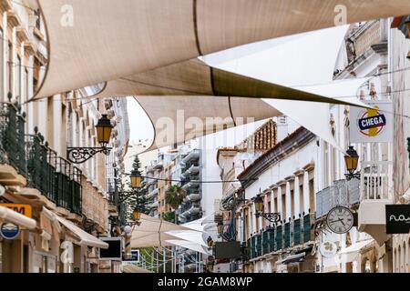 FARO, PORTUGAL - 20. juni 2021: Blick auf die typisch schöne Straßenarchitektur der Stadt Faro, Portugal. Stockfoto