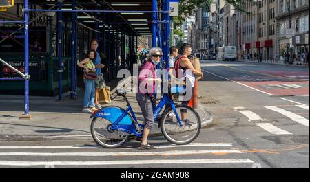 Eckenszene mit CitiBike im Stadtteil Chelsea in New York am Mittwoch, den 28. Juli 2021. (© Richard B. Levine) Stockfoto