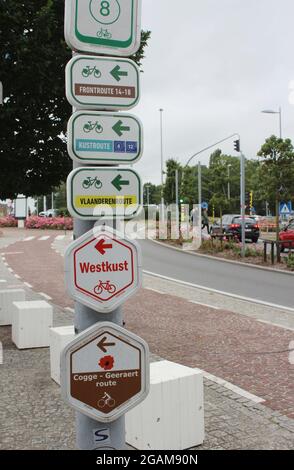 NIEUWPOORT, BELGIEN, 15. JULI 2021: Wegweiser mit Informationen zu verschiedenen Radwegen in Westflandern. Radfahren ist ein gewaltig Stockfoto