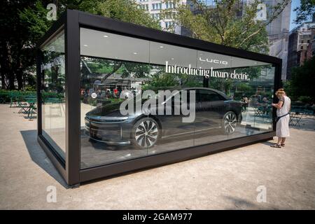 Eine Lucid Air wurde am Dienstag, den 27. Juli 2021, in einer eigenen Vitrine im Madison Square Park in New York gezeigt. Die Lucid Motors nahmen den Handel an der NASDAQ-Börse über einen SPAC-Zusammenschluss auf. (© Richard B. Levine) Stockfoto