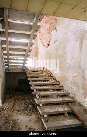 Verfallenes Verlassenes Haus In Der Neuansiedlungszone Von Tschernobyl. Katastrophen In Tschornobyl Stockfoto