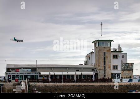 FARO, PORTUGAL - 20. juni 2021: Gebäude und Restaurants in der Nähe der Docks von Faro, Portugal. Stockfoto