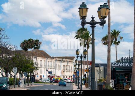 FARO, PORTUGAL - 20. juni 2021: Wunderschöne Aussicht auf den Yachthafen von Faro, Portugal. Stockfoto