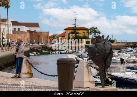 FARO, PORTUGAL - 20. juni 2021: Wunderschöne Aussicht auf den Yachthafen von Faro, Portugal. Stockfoto