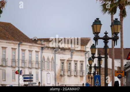 FARO, PORTUGAL - 20. juni 2021: Wunderschöne Aussicht auf den Yachthafen von Faro, Portugal. Stockfoto