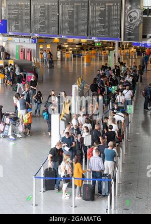 31. Juli 2021, Hessen, Frankfurt/Main: Passagiere warten am Flughafen. Ab dem 1. August müssen auch Passagiere, die nach Deutschland zurückkehren, einen negativen Corona-Test vorlegen. Foto: Boris Roessler/dpa Stockfoto