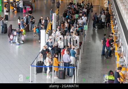 31. Juli 2021, Hessen, Frankfurt/Main: Passagiere warten am Flughafen. Ab dem 1. August müssen auch Passagiere, die nach Deutschland zurückkehren, einen negativen Corona-Test vorlegen. Foto: Boris Roessler/dpa Stockfoto