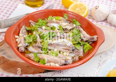 Traditionelles portugiesisches Makrelengericht mit Knoblauch, Olivenöl und Kartoffeln. Stockfoto