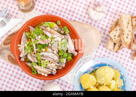 Traditionelles portugiesisches Makrelengericht mit Knoblauch, Olivenöl und Kartoffeln. Stockfoto