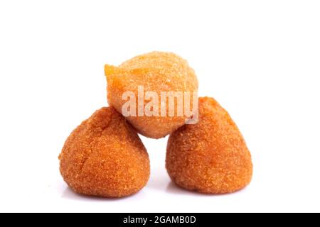 Typische frittierte Hähnchen-Vorspeisen aus Brasilien genannt Coxinhas de Frango isoliert auf weißem Hintergrund. Stockfoto