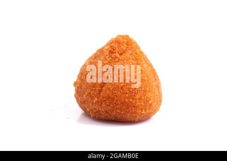 Typische frittierte Hähnchenvorspeise aus Brasilien, Coxinha de Frango genannt, isoliert auf weißem Hintergrund. Stockfoto