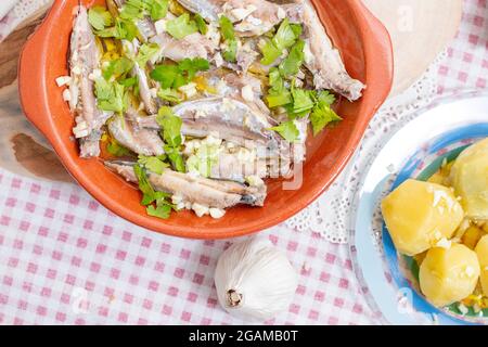 Traditionelles portugiesisches Makrelengericht mit Knoblauch, Olivenöl und Kartoffeln. Stockfoto