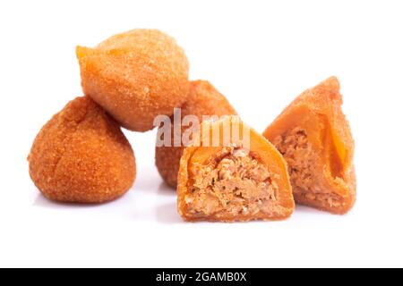 Typische frittierte Hähnchen-Vorspeisen aus Brasilien genannt Coxinhas de Frango isoliert auf weißem Hintergrund. Stockfoto