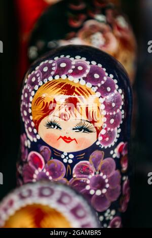 Bunte Russische Nesting-Puppe Matreshka Auf Dem Markt. Stockfoto