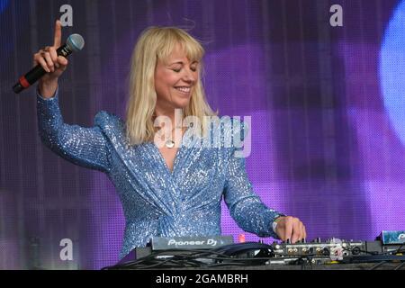 Lulworth, Großbritannien. Juli 2021. Sara Cox, eine britische DJ-Frau, spielt live auf der Bühne des britischen Familienmusik- und Kunstfestivals Camp Beestival in Lulworth. Kredit: SOPA Images Limited/Alamy Live Nachrichten Stockfoto