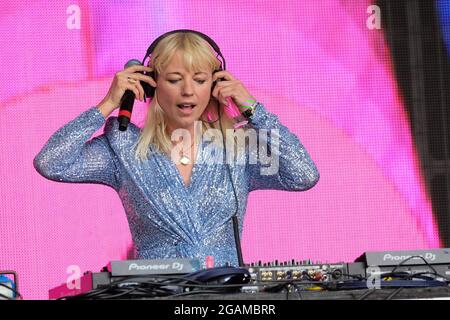 Lulworth, Großbritannien. Juli 2021. Sara Cox, eine britische DJ-Frau, spielt live auf der Bühne des britischen Familienmusik- und Kunstfestivals Camp Beestival in Lulworth. Kredit: SOPA Images Limited/Alamy Live Nachrichten Stockfoto