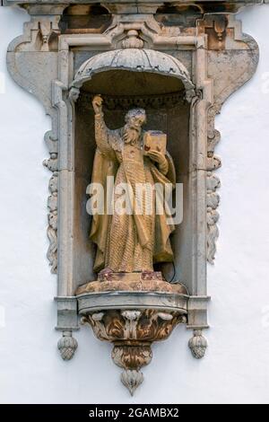 Die Kirche von Carmo zeigt die Statuen in Faro, Portugal. Stockfoto