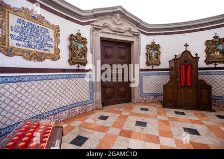 Blick auf die Wahrzeichen Kirche von Carmo Inneneinrichtung in Faro, Portugal. Stockfoto