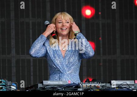 Lulworth, Großbritannien. Juli 2021. Sara Cox, eine britische DJ-Frau, spielt live auf der Bühne des britischen Familienmusik- und Kunstfestivals Camp Beestival in Lulworth. Kredit: SOPA Images Limited/Alamy Live Nachrichten Stockfoto