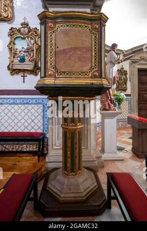 Blick auf die Wahrzeichen Kirche von Carmo Inneneinrichtung in Faro, Portugal. Stockfoto