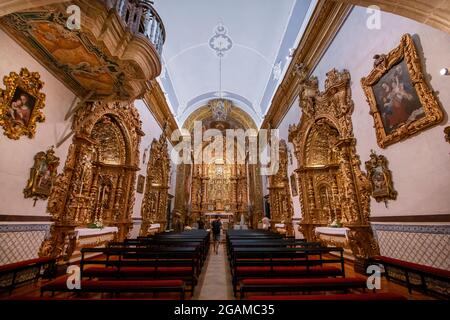 Blick auf die Wahrzeichen Kirche von Carmo Inneneinrichtung in Faro, Portugal. Stockfoto