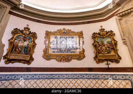 Blick auf die Wahrzeichen Kirche von Carmo Inneneinrichtung in Faro, Portugal. Stockfoto