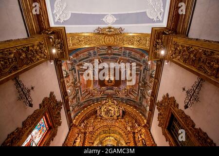 Blick auf die Wahrzeichen Kirche von Carmo Inneneinrichtung in Faro, Portugal. Stockfoto