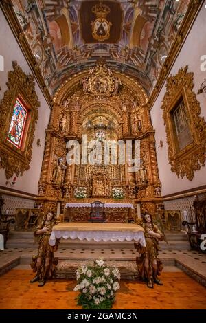 Blick auf die Wahrzeichen Kirche von Carmo Inneneinrichtung in Faro, Portugal. Stockfoto