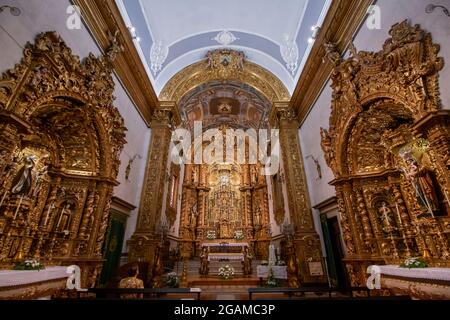 Blick auf die Wahrzeichen Kirche von Carmo Inneneinrichtung in Faro, Portugal. Stockfoto