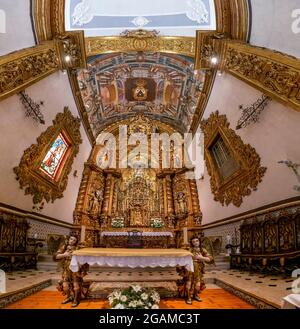 Blick auf die Wahrzeichen Kirche von Carmo Inneneinrichtung in Faro, Portugal. Stockfoto