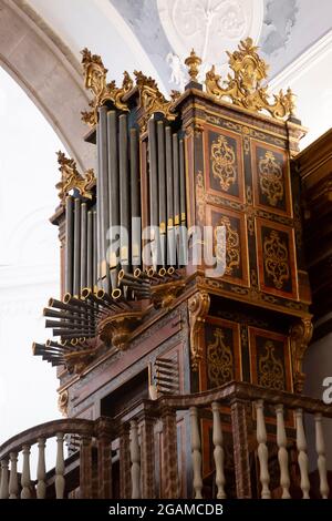 Schöne alte Pfeifenorgel auf der Kirche von Carmo Innenraum, in Faro, Portugal Stockfoto