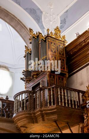 Schöne alte Pfeifenorgel auf der Kirche von Carmo Innenraum, in Faro, Portugal Stockfoto