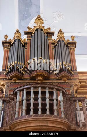 Schöne alte Pfeifenorgel auf der Kirche von Carmo Innenraum, in Faro, Portugal Stockfoto