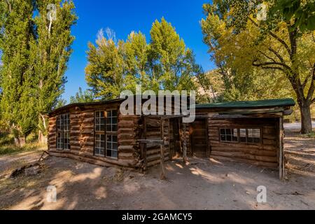 Josie's Cabin, ein Blockhaus, das von der Gehöft Josie Bassett Morris in den frühen 1900er Jahren gebaut wurde, Dinosaur National Monument, Utah, USA Stockfoto