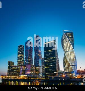 Gebäude Der Stadt Moskau Komplex Von Wolkenkratzern Am Abend In Moskau, Russland Stockfoto