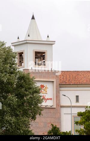 FARO, PORTUGAL - 20. juni 2021: Großes Handelszentrum in Faro, Portugal. Stockfoto