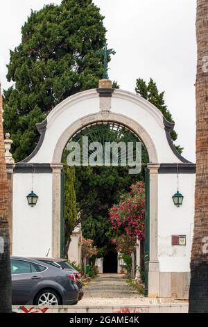 FARO, PORTUGAL - 20. juni 2021: Nahaufnahme des Eingangs zum portugiesischen Friedhof von Faro, Portugal. Stockfoto