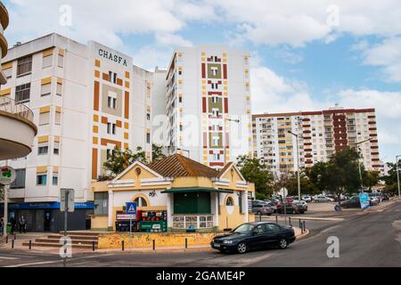 FARO, PORTUGAL - 20. juni 2021: Apartmentkomplex in der Nähe des Stadions in Faro, Portugal. Stockfoto