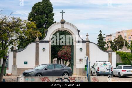 FARO, PORTUGAL - 20. juni 2021: Nahaufnahme des Eingangs zum portugiesischen Friedhof von Faro, Portugal. Stockfoto