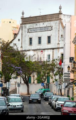 FARO, PORTUGAL - 20. juni 2021: Blick auf das klassische Theater Lethes der Stadt Faro, Portugal. Stockfoto