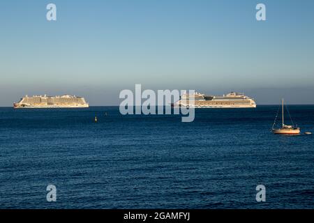 Das Schiff Aidamar und AIDAnova liegen vor Playa de las Teresitas, Santa Cruz De Teneriffa, Kanarische Inseln, Spanien Stockfoto