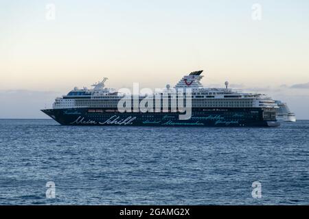 Mein Schiff Herz, das von TUI Cruises betrieben wird, liegt vor Playa de las Teresitas, Santa Cruz De Teneriffa, Kanarische Inseln, Spanien Stockfoto