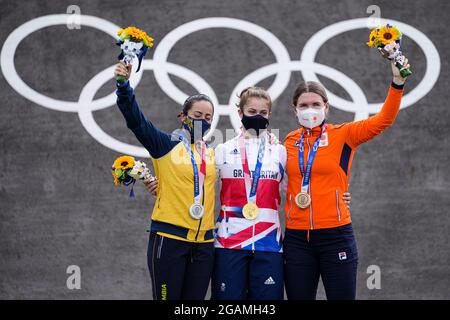 Mariana Pajon aus Kolumbien Silbermedaille, Bethany Shriever aus Großbritannien Goldmedaille und Merel Smulders aus den Niederlanden Bronzemedaille während der Olympischen Spiele Tokio 2020, Radfahren BMX Racing Women am 30. Juli 2021 im Nippon Budokan in Tokio, Japan - Foto Yannick Verhoeven / Orange Pictures / DPPI Stockfoto