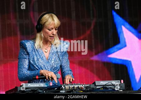 Lulworth, Großbritannien. Juli 2021. Sara Cox, eine britische DJ-Frau, spielt live auf der Bühne des britischen Familienmusik- und Kunstfestivals Camp Beestival in Lulworth. (Foto von Dawn Fletcher-Park/SOPA Images/Sipa USA) Quelle: SIPA USA/Alamy Live News Stockfoto