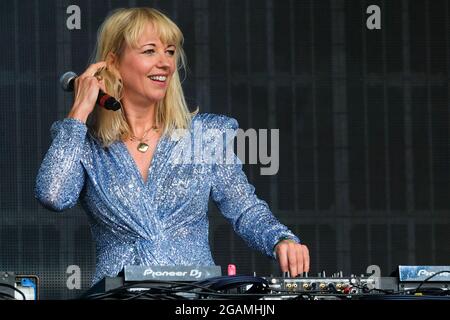 Lulworth, Großbritannien. Juli 2021. Sara Cox, eine britische DJ-Frau, spielt live auf der Bühne des britischen Familienmusik- und Kunstfestivals Camp Beestival in Lulworth. (Foto von Dawn Fletcher-Park/SOPA Images/Sipa USA) Quelle: SIPA USA/Alamy Live News Stockfoto