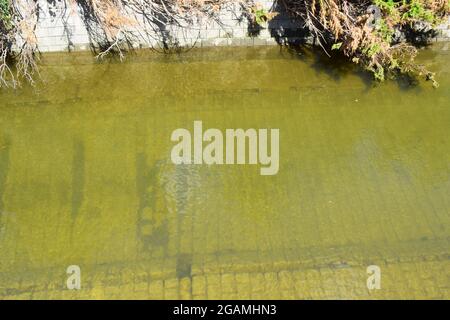 Flussbett der nette in Beton gedrängt Stockfoto