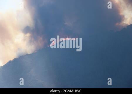 Mugla, Türkei. Juli 2021. Rauch und Flammen steigen am Freitag, den 30. Juli 2021, bei einem Waldbrand im Bezirk Marmaris in Mugla, Türkei, auf. (Foto von Recep Sulubay/GocherImagery/Sipa USA) Quelle: SIPA USA/Alamy Live News Stockfoto