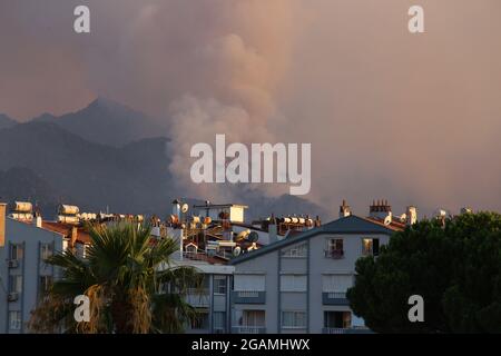 Mugla, Türkei. Juli 2021. Am Freitag, den 30. Juli 2021, steigt bei einem Waldbrand über Wohngebäuden im Stadtteil Marmaris in Mugla, Türkei, Rauch auf. (Foto von Recep Sulubay/GocherImagery/Sipa USA) Quelle: SIPA USA/Alamy Live News Stockfoto